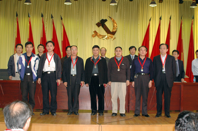 頒發(fā)紀(jì)念勛章  