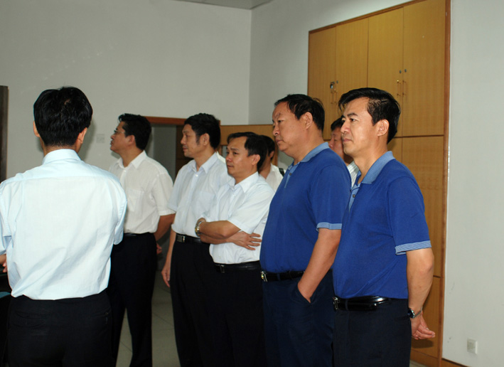 縣長(zhǎng)帶隊(duì)考察 為確定物管公司